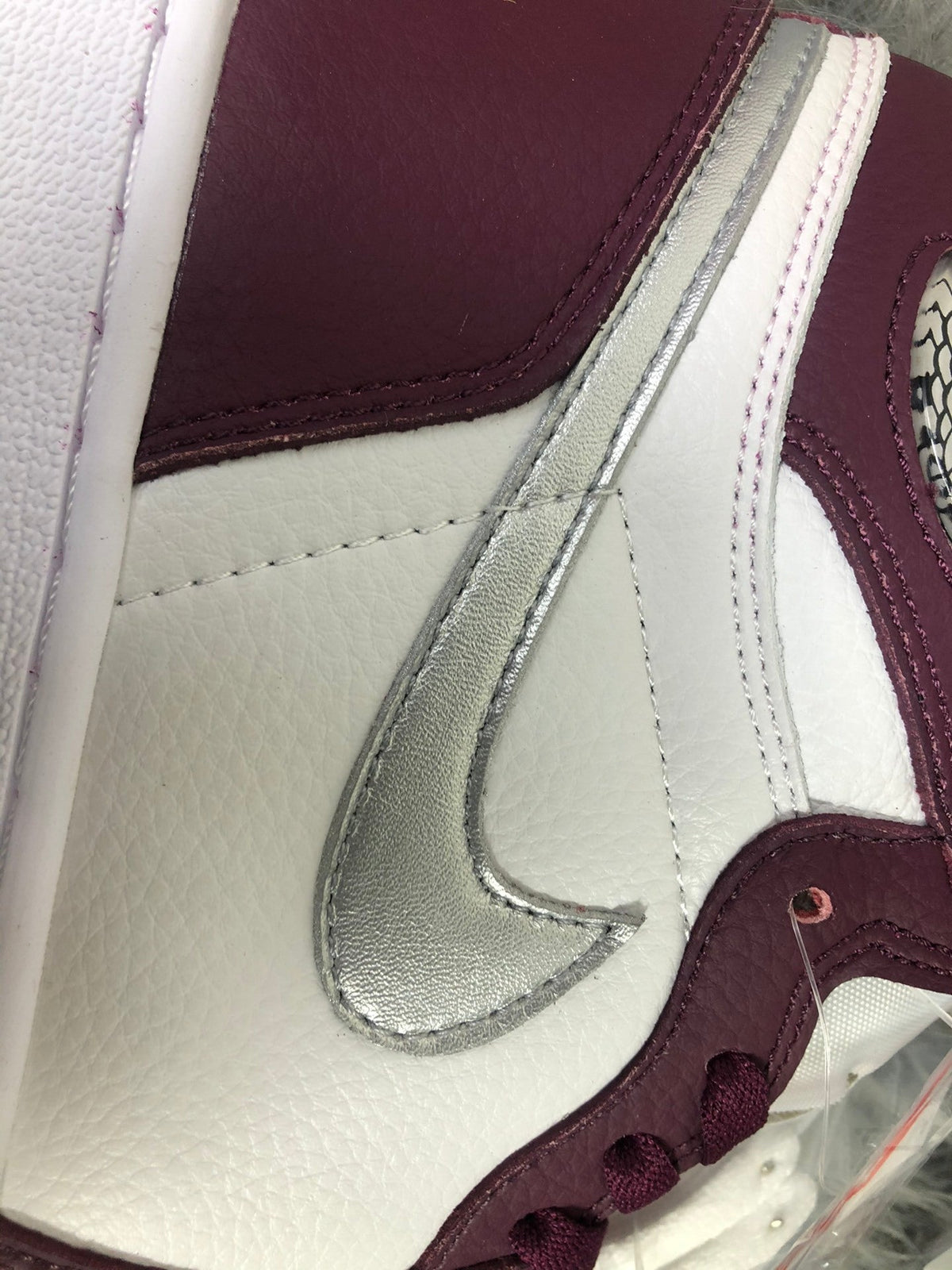 Nike Air Jordan 1 Retro High OG Bordeaux Sneakers 555088-611