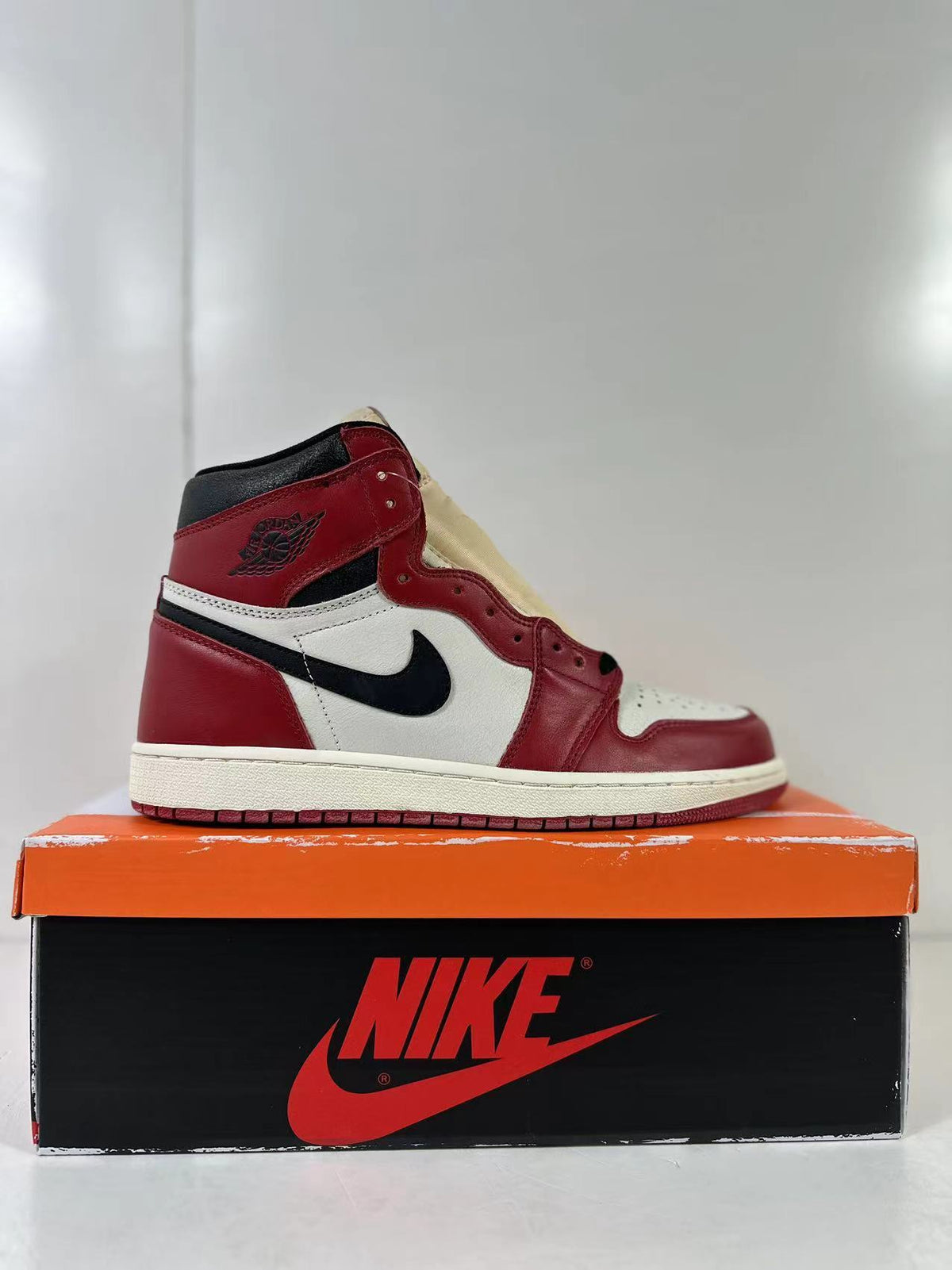 Jordan Air Jordan 1 Retro High OG Lost & Found Sneakers